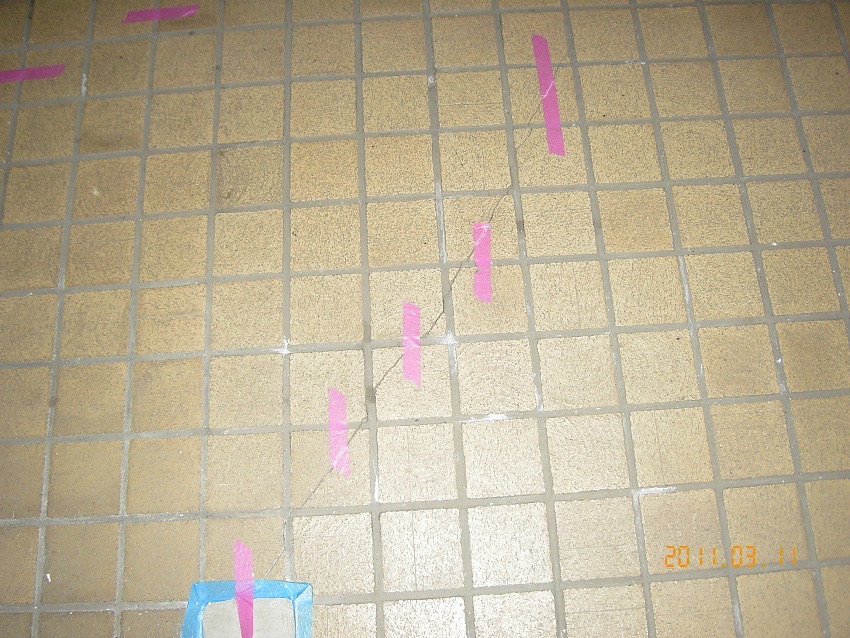 床タイルのひび割れとマーキング