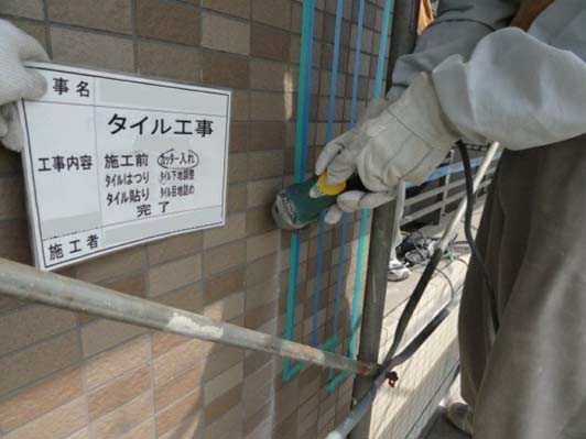 目地に沿ってカッターを入れる